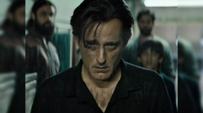 শুটিং সেটে স্মার্টফোনবিহীন অক্ষয় খান্না