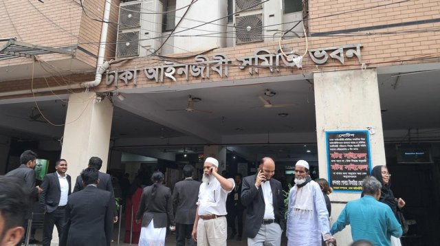 ঢাকা আইনজীবী সমিতি নির্বাচন ঘিরে উত্তেজনা