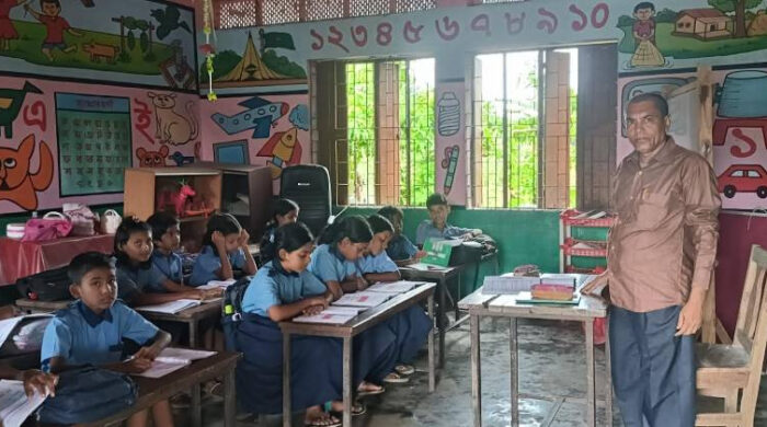 ঝুঁকিপূর্ণ ভবনে ক্লাস, আতঙ্কে শিক্ষার্থীরা