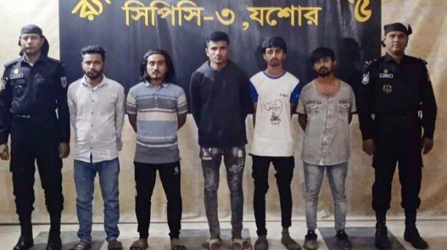 মধ্যরাতের মিছিলে যশোরে আটক ৫ জন