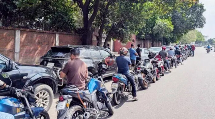 ছুটির দিনে তেলের জন্য রাজধানীতে দীর্ঘ লাইন