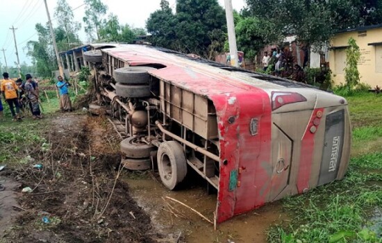 পদ্মা সেতু পার হতেই উল্টে গেল বাস, আহত ১৫