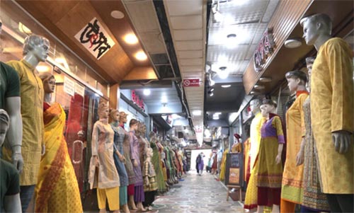 নতুন সময়সূচি মানেনি মার্কেট, চলেছে বেচাকেনা