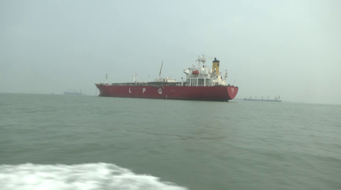 জ্বালানি নিয়ে চট্টগ্রাম বন্দরে ভিড়েছে