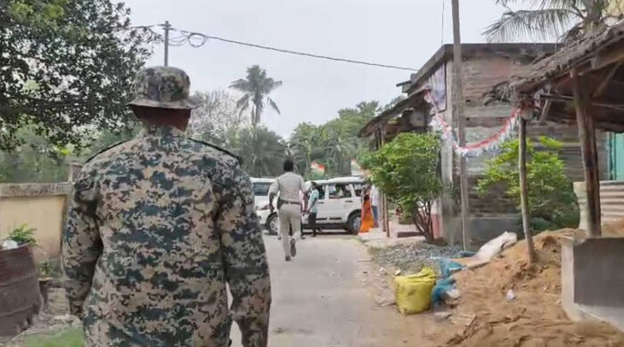 পশ্চিমবঙ্গে ইভিএম ত্রুটির অভিযোগ, বিভিন্ন স্থানে সংঘর্ষ