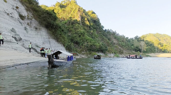 মাতামুহুরী নদীতে গোসল করতে নেমে পর্যটক নিখোঁজ