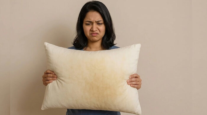 বালিশে হলুদ দাগ কারণ