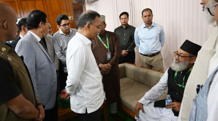 সংসদে অসুস্থ এমপিকে দেখতে ছুটে যান প্রধানমন্ত্রী