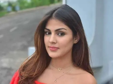 বলিউড অভিনেত্রী রিয়া চক্রবর্তী।