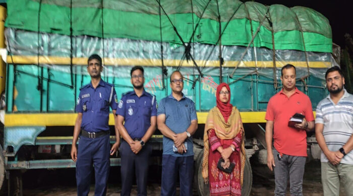 নেত্রকোনায় পাচারকালে ৬৬৭ বস্তা সরকারি চাল জব্দ