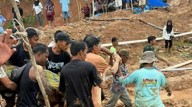 ইন্দোনেশিয়ায় সোনার খনি ধসে নিহত ৯