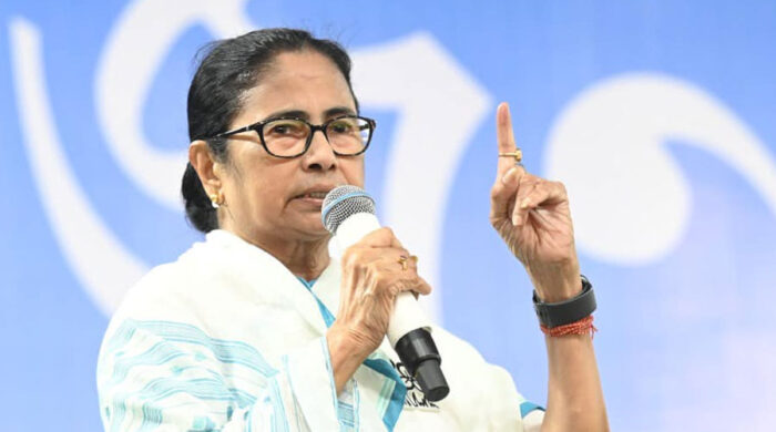 ভয় না পেয়ে লড়াইয়ের ডাক মমতার