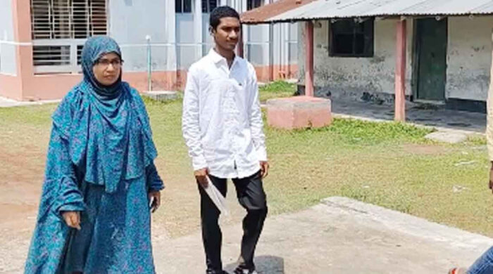 একসঙ্গে এসএসসি পরীক্ষা দিচ্ছেন মা-ছেলে।