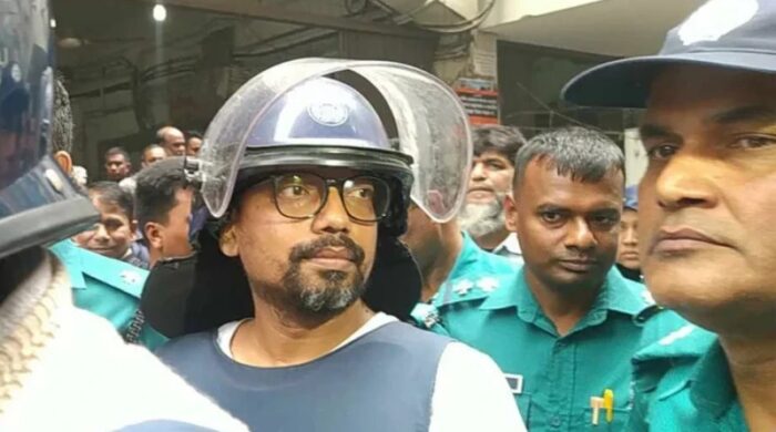পলকের ঘাড় ও কোমরের পাঁচটি হাড় সরে গেছে