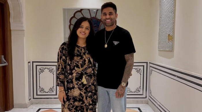 স্ত্রী দেবিশা শেঠির সঙ্গে ভারতীয় ক্রিকেটার সূর্যকুমার যাদব।
