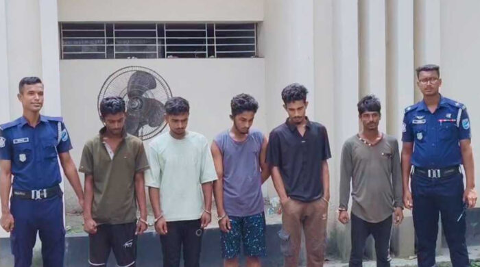 রাজধানীর আদাবরে নতুন কৌশল নিয়েছে ছিনতাইকারীরা।