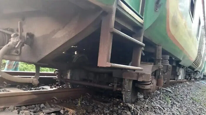 লাইনচ্যুতে থেমে গেল খুলনা-উত্তরবঙ্গ রেলপথ