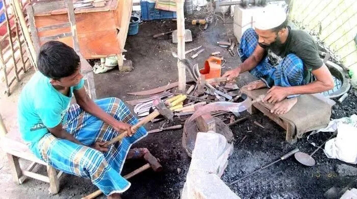 কোরবানির আগে জেগে উঠেছে সিরাজগঞ্জের কামারপল্লী
