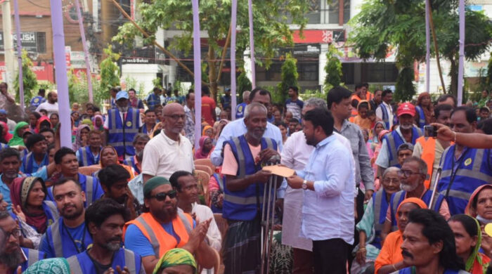 রাজশাহীতে ১২৩৭ পরিচ্ছন্নতাকর্মী পেলেন ঈদ উপহার