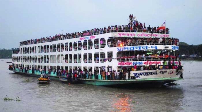 ঈদযাত্রায় লঞ্চ সংকট, ট্রলারে ঝুঁকিপূর্ণ যাত্রা