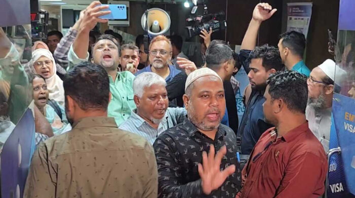চট্টগ্রামে ব্যাংক শাখায় তালা, উত্তাল আমানতকারীরা