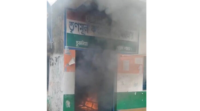 পশ্চিমবঙ্গের বিভিন্ন স্থানে মমতার দলের কার্যালয়ে হামলা-আগুন