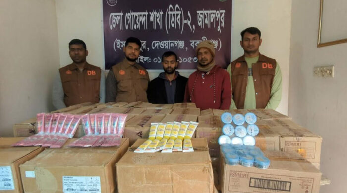 হাটহাজারীতে ভারতীয় পণ্যসহ গ্রেপ্তার ২