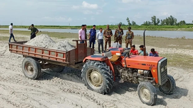 অবৈধ বালু উত্তোলনে যুবকের ৫০ হাজার টাকা জরিমানা