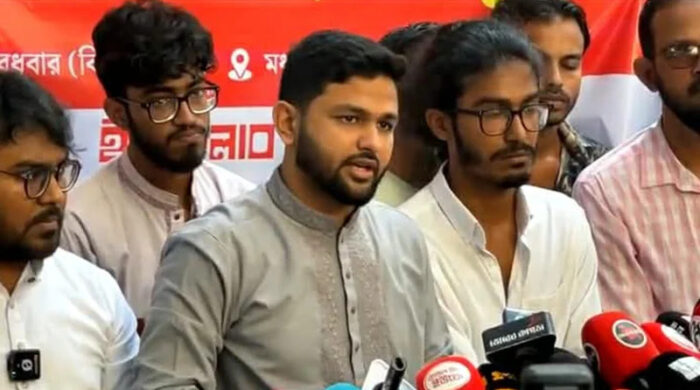 হাদি হত্যার বিচারের দাবিতে উত্তাল ঢাবি: ইনকিলাব মঞ্চের মশালমিছিল