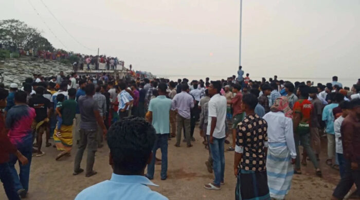 দৌলতদিয়ায় আবারও পদ্মা গ্রাস করল যাত্রীবাহী বাস