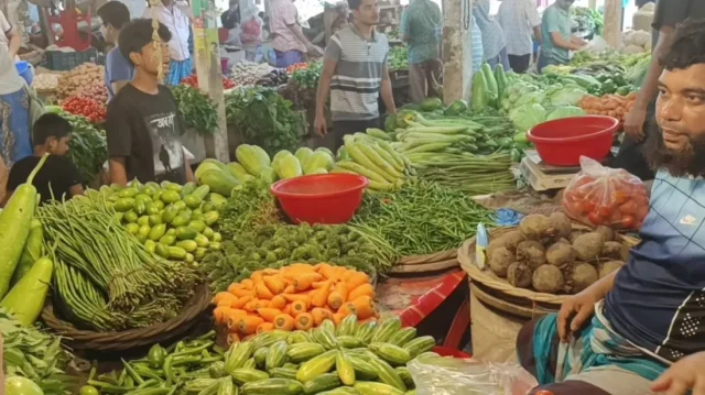 বৃষ্টিতে ডুবল বাজার, সবজির আকাশচুম্বী দাম