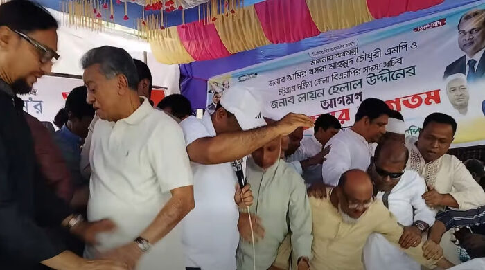 ত্রাণ মঞ্চ ভেঙে পড়ল অর্থমন্ত্রীসহ নেতা-কর্মীদের নিয়ে