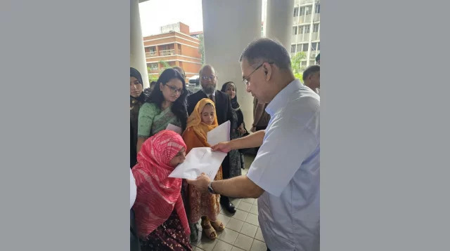 বিশেষ চাহিদাসম্পন্ন ৩ জনকে চাকরি দিলেন প্রধানমন্ত্রী