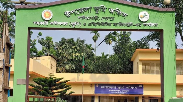 বাঞ্ছারামপুরে ভূমি অফিসে দালালদের দৌরাত্ম্য, থানায় জিডি
