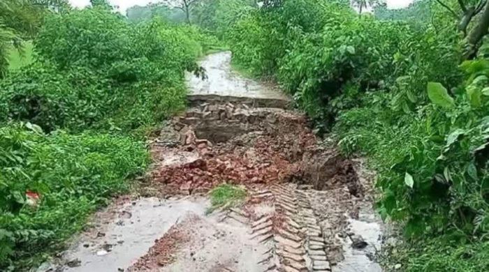 চুয়াডাঙ্গায় টানা বৃষ্টিতে জলাবদ্ধতা, ভাঙনের শঙ্কায় সড়ক