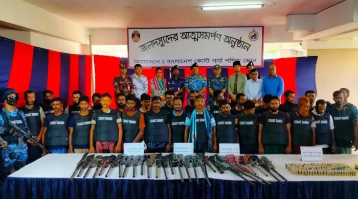 সুন্দরবনে ছোট জাহাঙ্গীর বাহিনীর ২৭ বনদস্যুর আত্মসমর্পণ