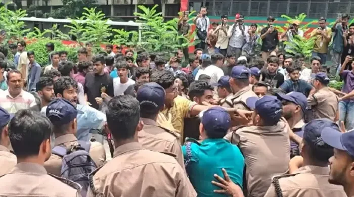 শিক্ষামন্ত্রীর পদত্যাগ দাবিতে দেশজুড়ে শিক্ষার্থীদের বিক্ষোভ