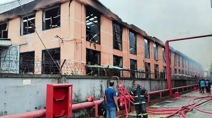 তিন ঘণ্টার চেষ্টায় নিয়ন্ত্রণে আদমজী ইপিজেডের আগুন