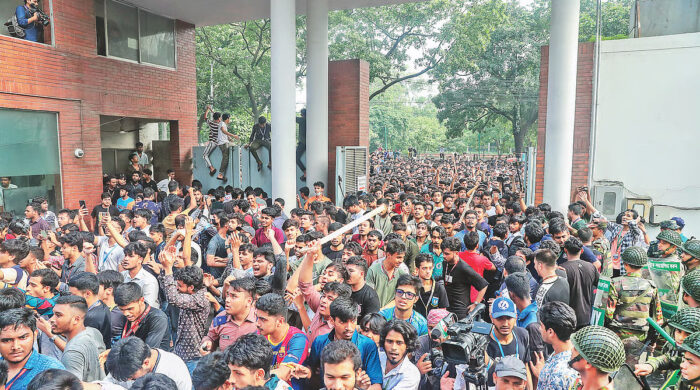 পরীক্ষা শেষে সচিবালয়মুখী শিক্ষার্থীদের লংমার্চ