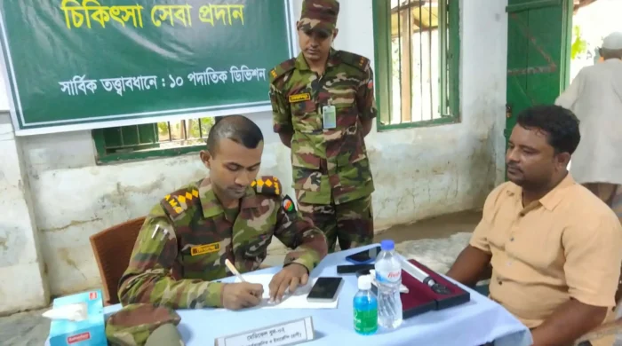 সাতকানিয়ায় বন্যার্তদের পাশে সেনাবাহিনীর চিকিৎসাসেবা