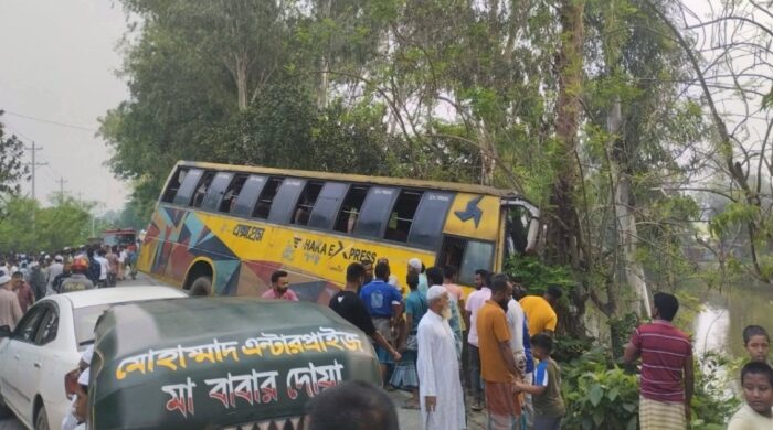 কাজিপুরে ট্রাকচাপায় ভ্যানচালক নিহত, আহত ৩