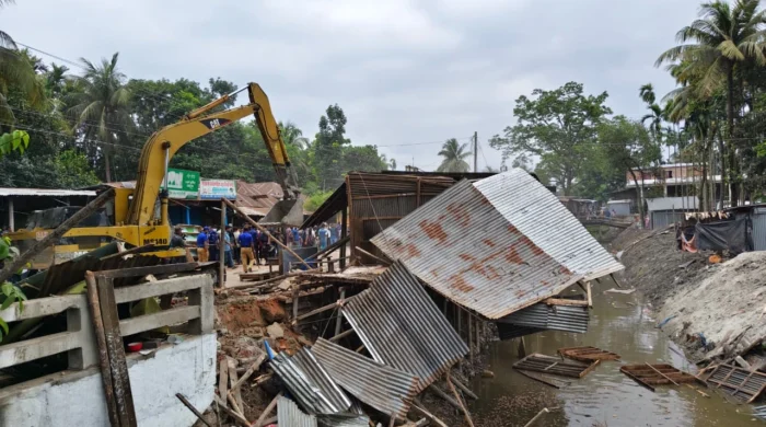 ছাগলনাইয়ায় ২০০ দোকান উচ্ছেদ, নোটিশ নিয়ে বিতর্ক