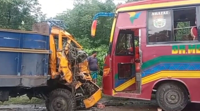 সিংগাইরে সড়ক দুর্ঘটনায় নিহত ১