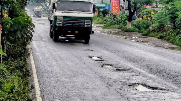 সোনারগাঁয়ে মহাসড়ক খানাখন্দে মরণফাঁদ