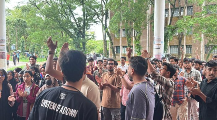 শাবিপ্রবিতে শিক্ষার্থী নির্যাতনের বিচার দাবিতে টানা বিক্ষোভ