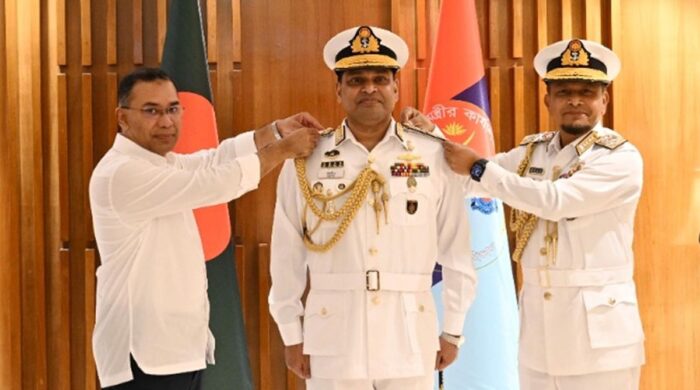 নতুন নৌপ্রধান মিসবাহ উল আজীমকে র‍্যাংক ব্যাজ পরালেন প্রধানমন্ত্রী