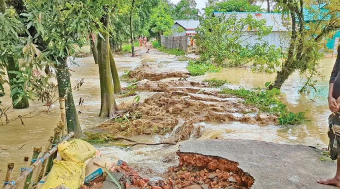 পাহাড়ি ঢলে বিচ্ছিন্ন তিন উপজেলা, দুর্ভোগে ৫ লাখ মানুষ