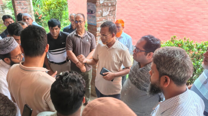৫ দাবিতে জাবি মেডিক্যাল সেন্টারে সিএমও অবরুদ্ধ