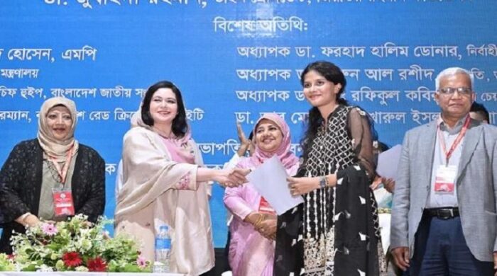 দেশসেবায় চিকিৎসকদের এগিয়ে আসার আহ্বান জুবাইদা রহমানের