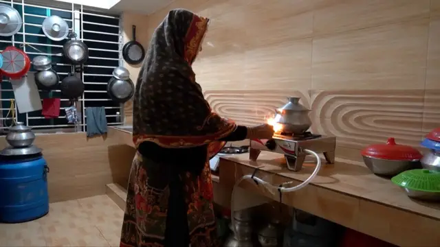 গ্যাস সংকটে স্থবির জনজীবন, বিপাকে শিল্প ও পরিবহন